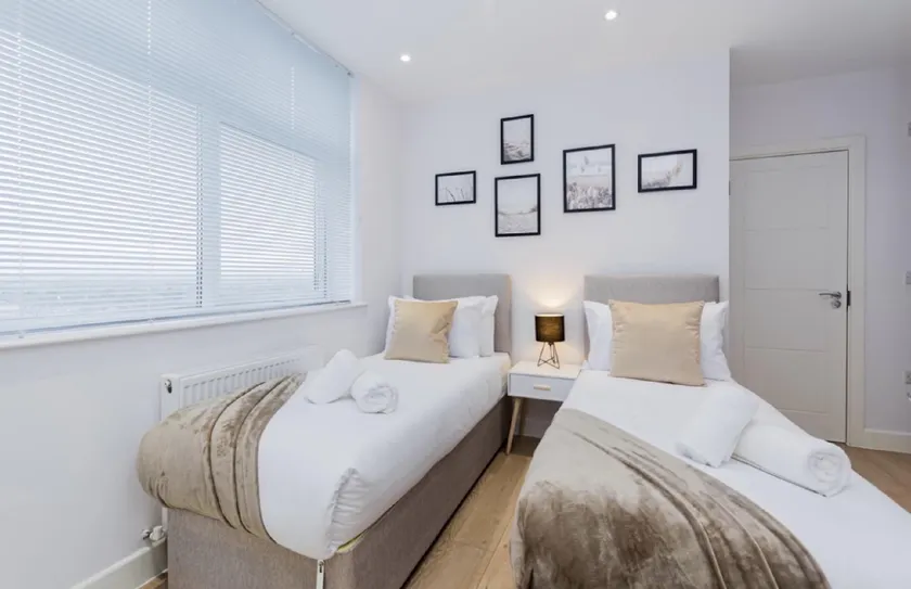 1 Bed Apartment in Aylesbury, by ARP HOMES, Town Centre, Perfect Location for Business & Long Stays - Image 1