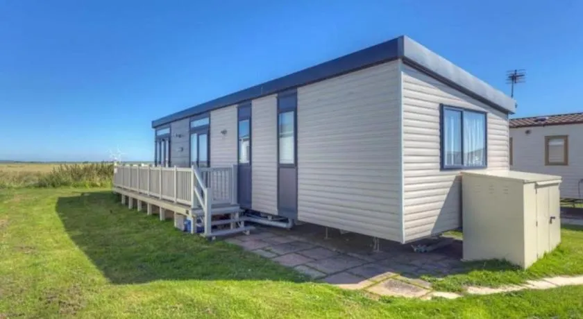 MP413 - Camber Sands Holiday Park - Close to Facilities - Free Wifi - Sleeps 8 - Large Decking - Image 1