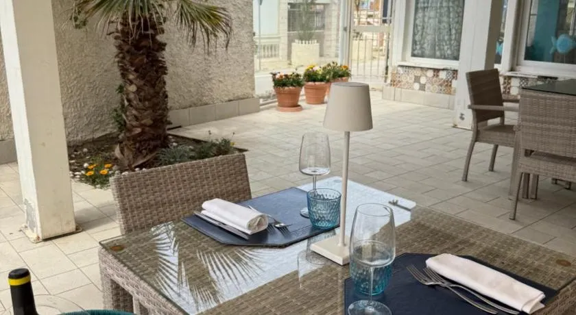 Marechiaro Pool & Restaurant - Image 1