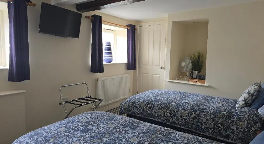 Twin Room - The Unicorn Hotel - Image 1