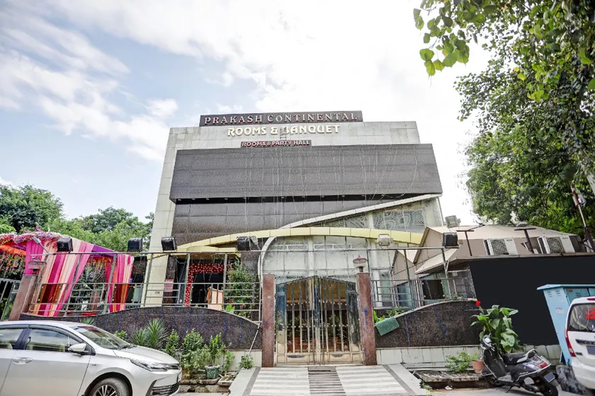 Super Townhouse Prakash continental Near Netaji Subhash Place Metro Station - Image 1