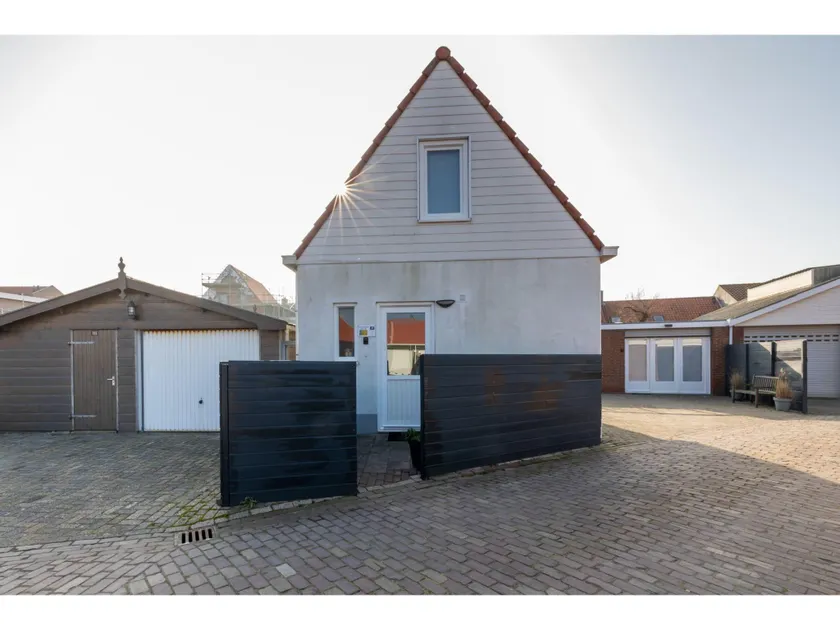 Feriehus ved Strand med Solterrasse - Image 1