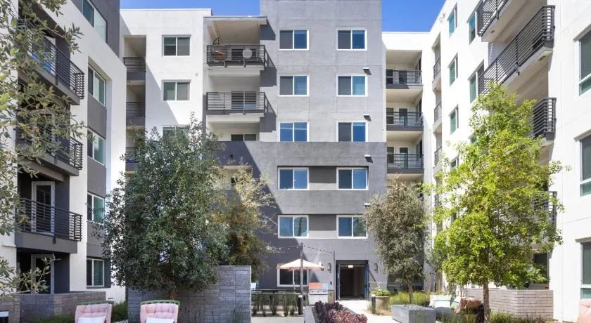 Noho Alexan Modern 2bed Duo with FREE Parking - Image 1
