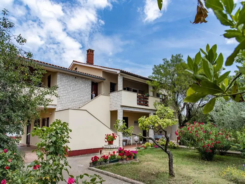 House in Fazana with Private Pool and Beach - Image 1