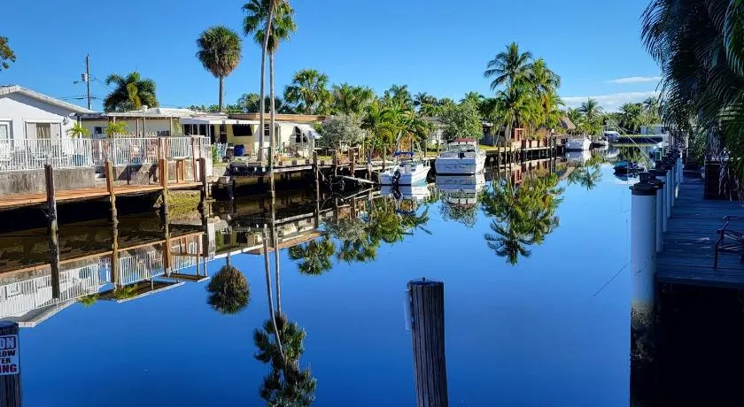 4 bd Near beach spacious solar heated pool waterfront home - Image 1