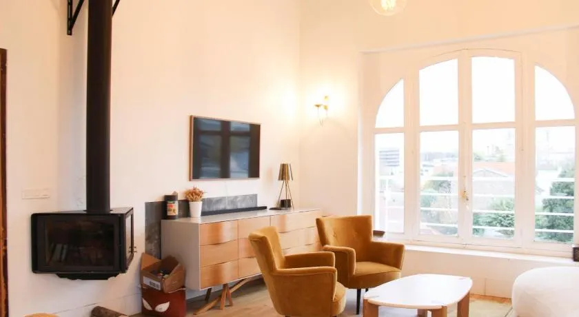 Spacious stay in Suresnes ideal for families! - Image 1