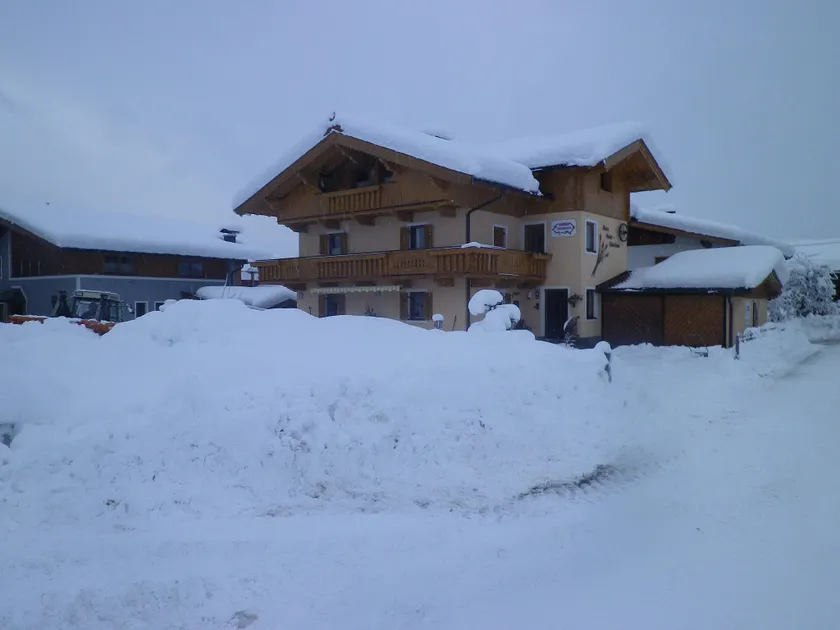 Apartment with Ski Storage, Balcony, Parking, Seating Area - Image 1