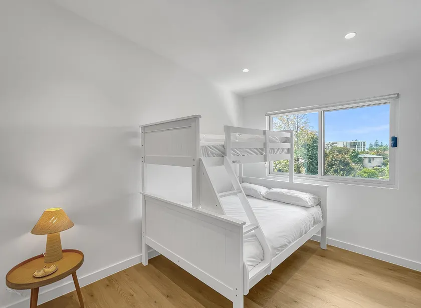 Modern 4-Bed Townhouse with Water Views - Image 1