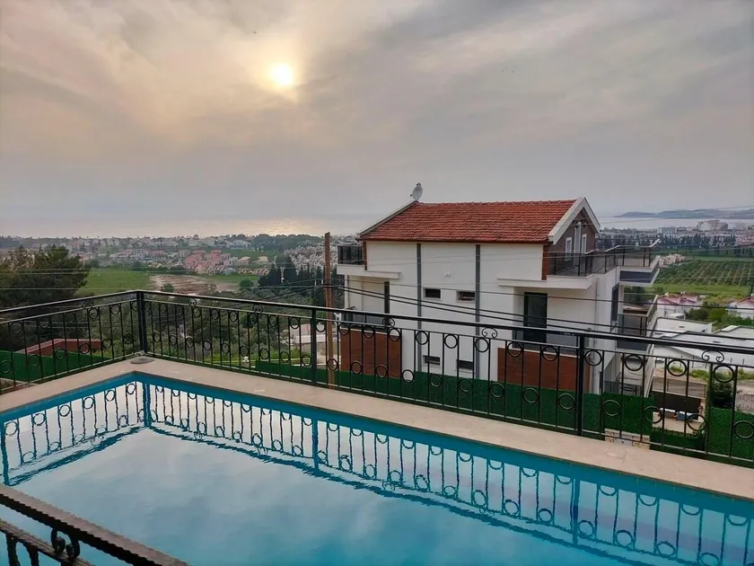 Villa with private pool - Image 1