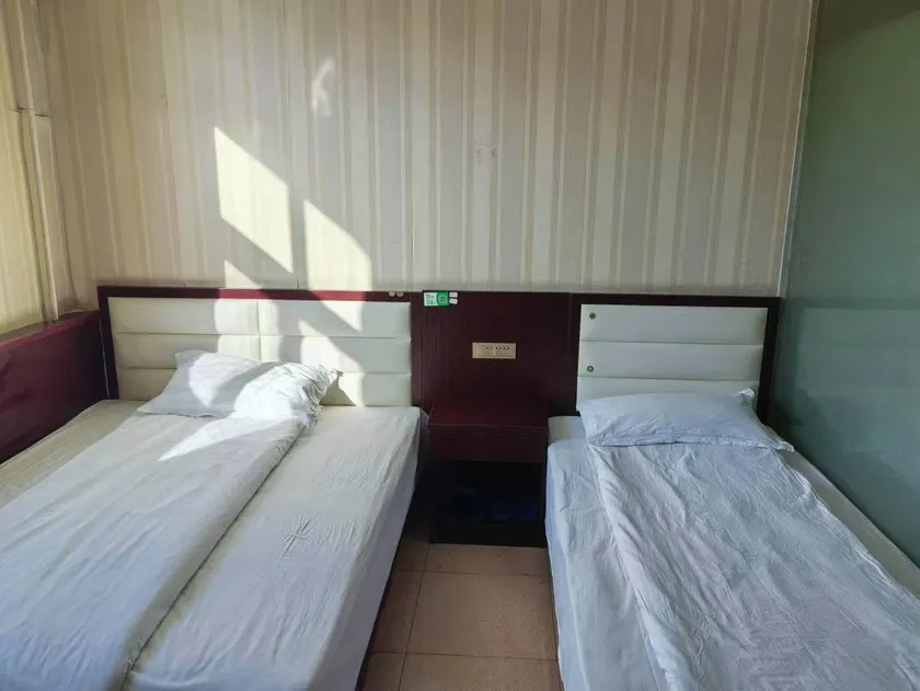 Yanjiao Deyue Hotel - Image 1