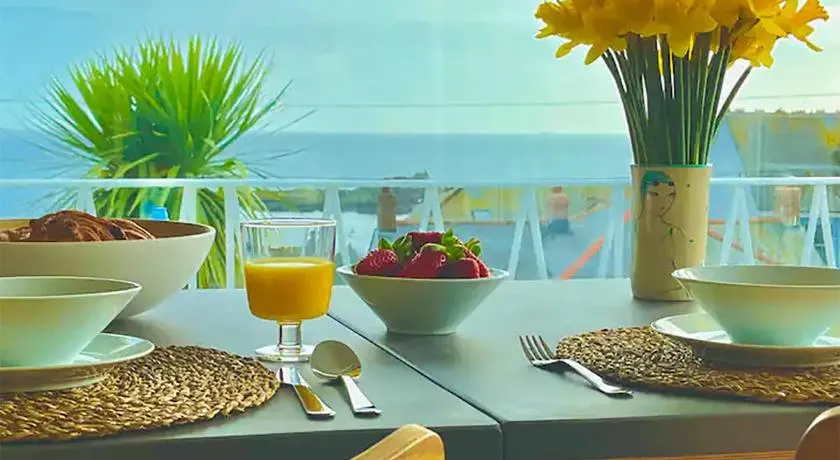 Spacious home with panoramic sea view, free parking EV & large garden - Image 1