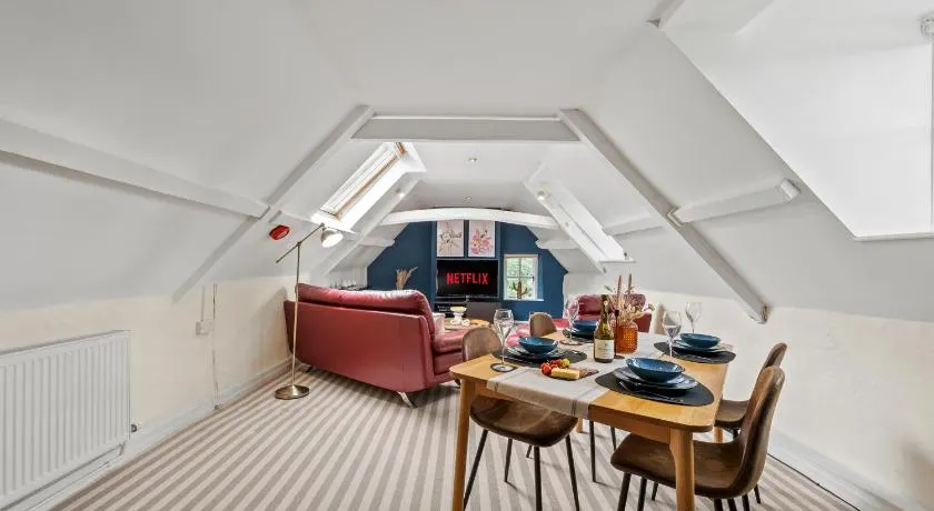 2-Bedroom Cotswolds Chic, Cosy & Tranquil Retreat, Norcote Loft, Sleeps 3, With Private Parking SPRING SPECIAL OFFER! - by Blue Puffin Stays - Image 1