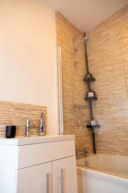 1 Bedroom Apartment, Free Private Parking, Near Airport, Contractor Friendly, Smart TV, Long Stay Accomodation - Image 1