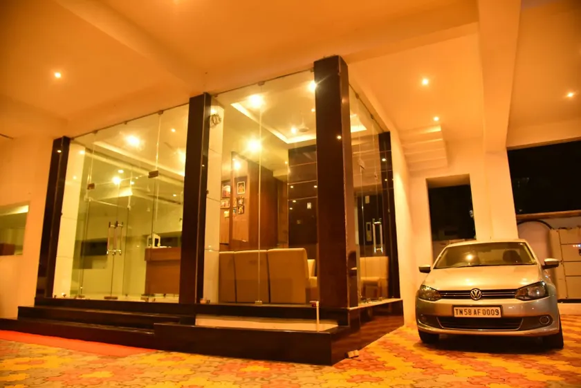 Hotel Four Seasons - Image 1