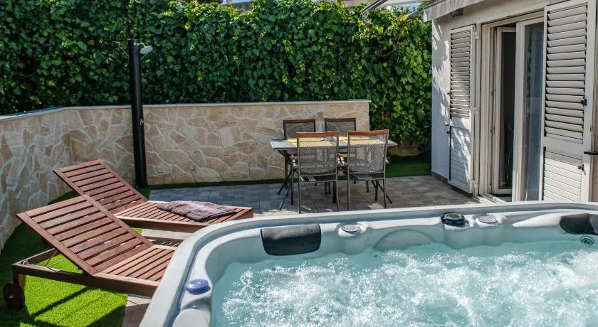 Apartment Pebbles - With Jacuzzi - Image 1