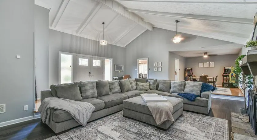 Spacious Home with 3 King Beds, Arcades and 86 inch TV - Image 1