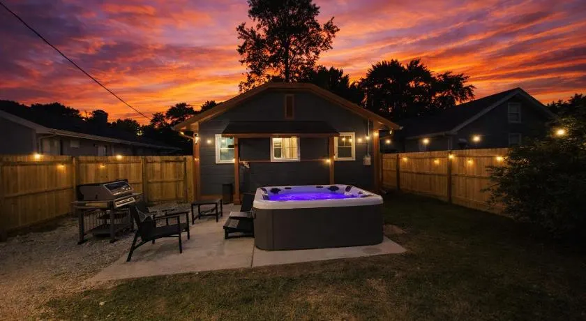 Dog Friendly, Firepit, Hot Tub, EV Chrger, Broad Ripple - Image 1