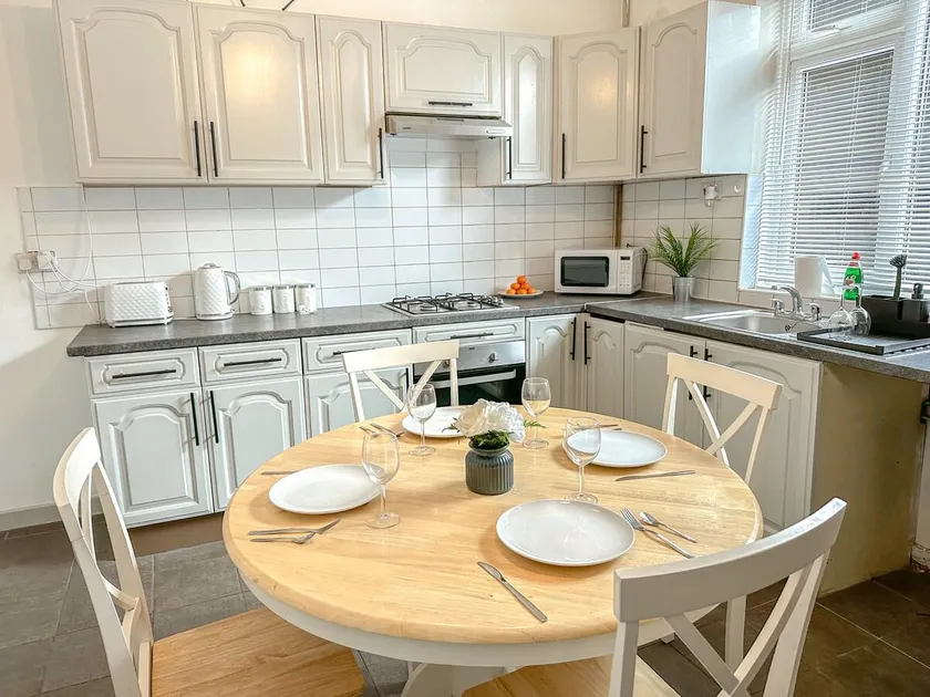 Central City Townhouse Leicester - 3 Bedroom House - Image 1