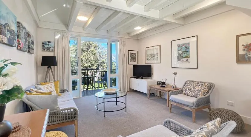1-Bedroom Retreat with Spa Bath & Harbour Outlook - Image 1