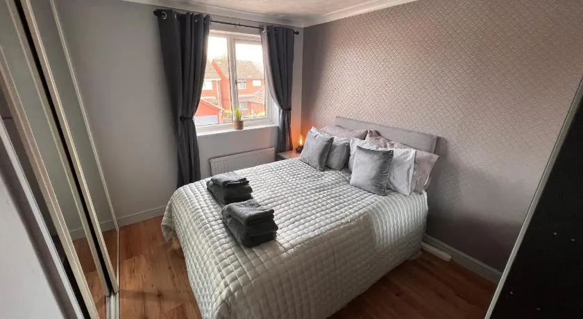 CONTRACTORS OR FAMILY HOUSE - M1 Nottingham - IKEA RETAIL PARK - CATKIN DRIVE - 2 Bed Home with Driveway, private garden, sleeps 4 - TV'S in all rooms - Image 1