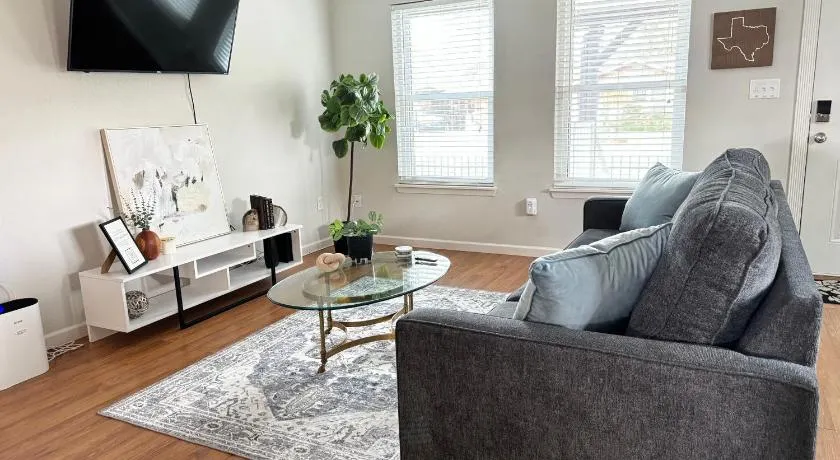 2 bed 2 bath Modern Farmhouse in Old Town Spring - Image 1