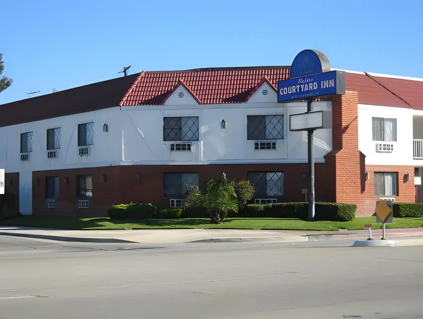 Palms Courtyard Inn - Image 1