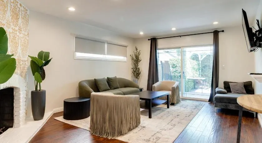 Woodland Hills Zen Modern - Image 1