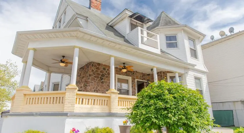 The Cove-Bed and Breakfast Style Unit with 3 bedrooms and Free Parking - Image 1