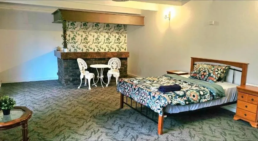 Retro Bar Themed Spacious Studio room - Image 1