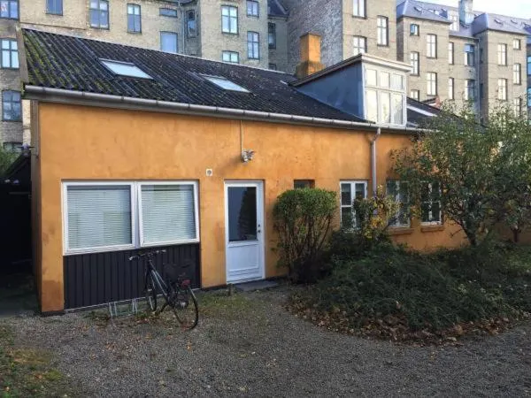 Rooms in quiet Yellow Courtyard Apartment - Image 1