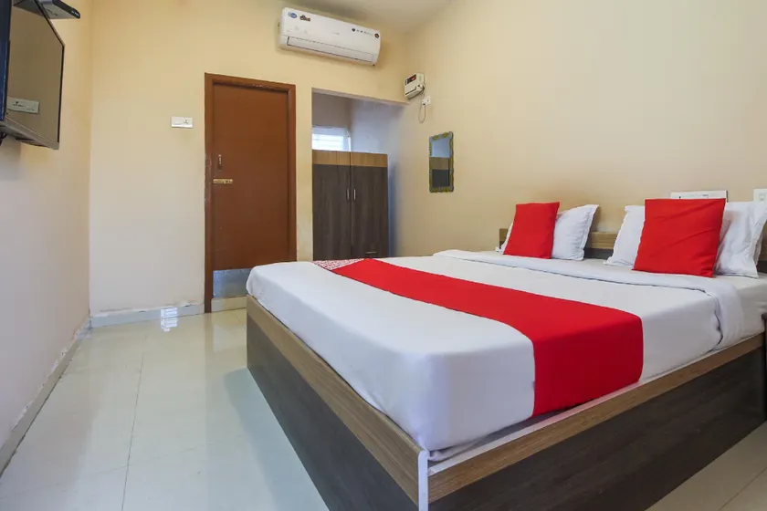 OYO 70095 Vel House Lodge - Image 1