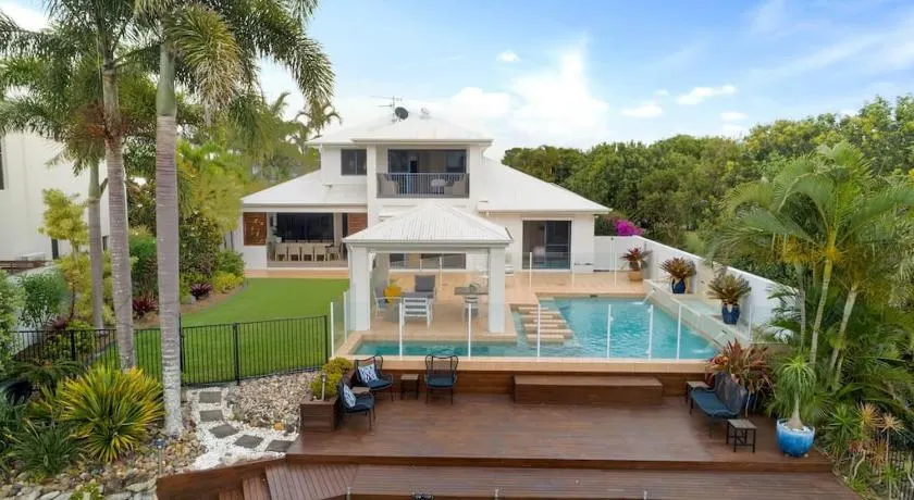 Stunning Waterfront Coastal Retreat, sleeps 13 - Image 1