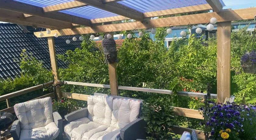 Gäst lägenheten med egen terrass - Image 1