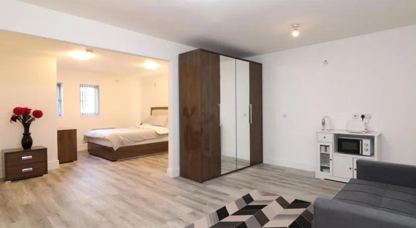 Independent extra large luxury studio flat - Image 1