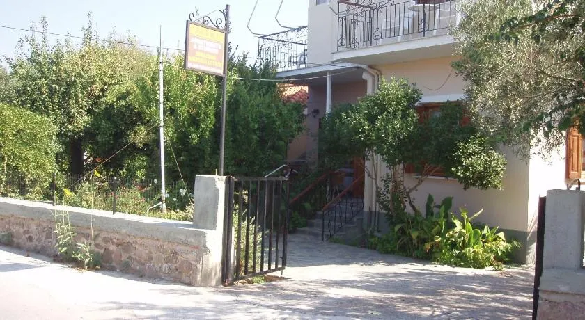 Eleni Studios & Apartments - Image 1