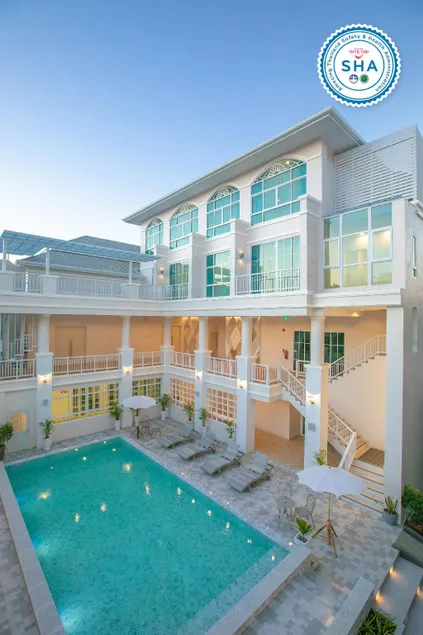 De Hug Hotel & Residence - Image 1