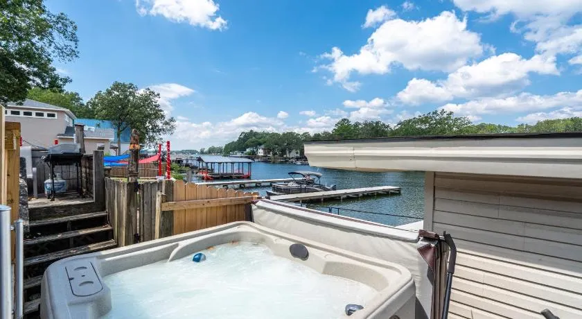 NoDouble Sam's 2 Kings Hot Tub Lake Access - Image 1