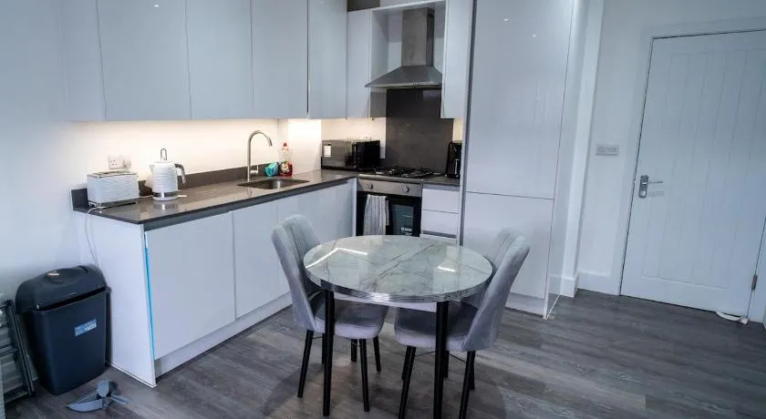 2 Bedroom penthouse flat in Dartford with free parking and next to station - Image 1