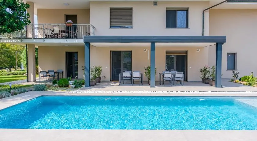 Alfredo Residence - Image 1