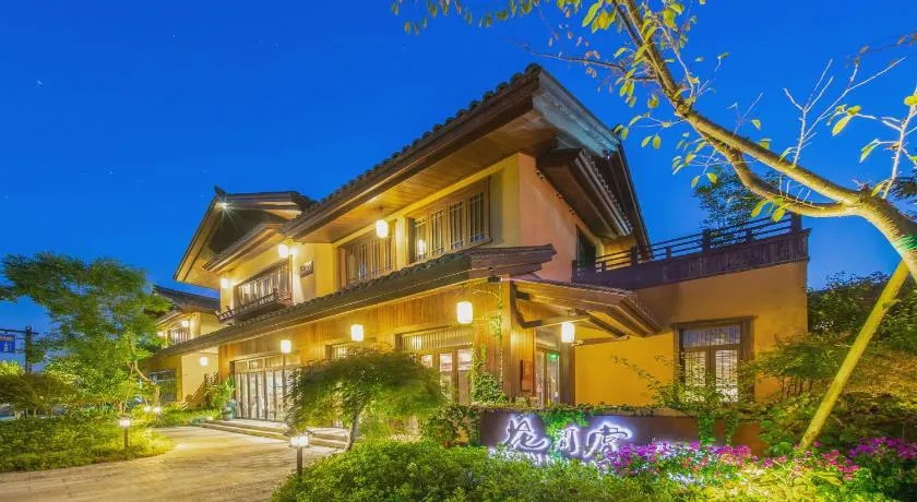 Blossom Hill Yuejingzhuang Hotel - Image 1