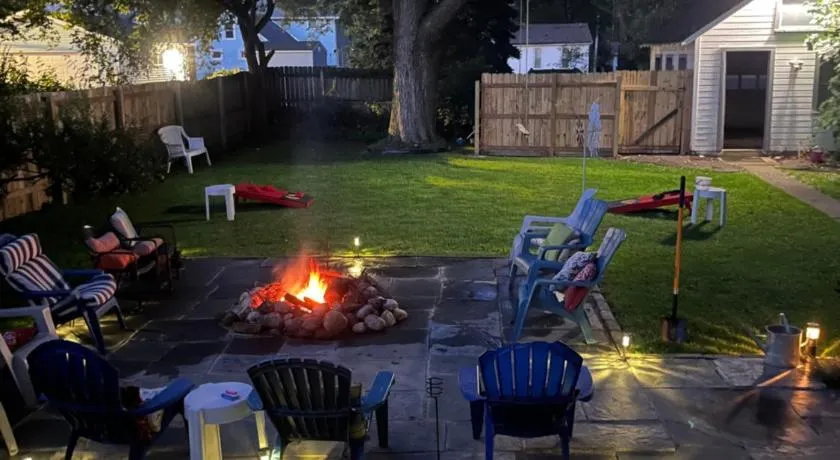 515Escape - Near downtown, private backyard, firepit, bbq, fun! - Image 1