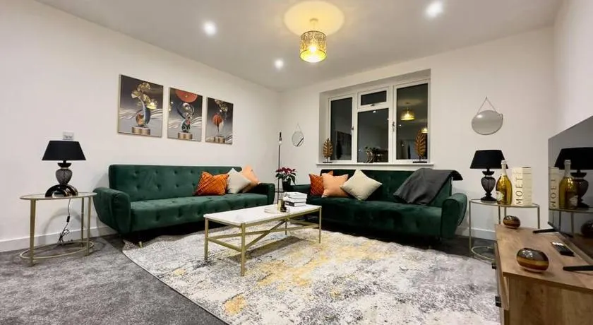 Brand new modern Cheltenham home - Image 1