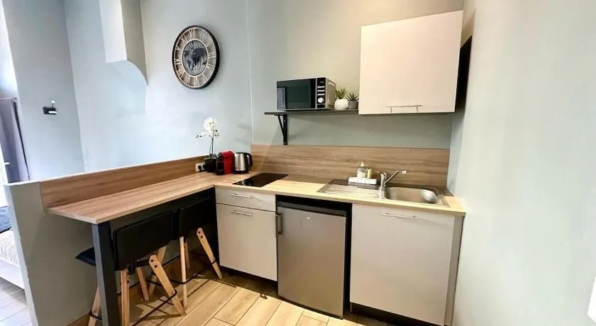 71 Lacassagne 2 - Studio - Partdieu - Image 1
