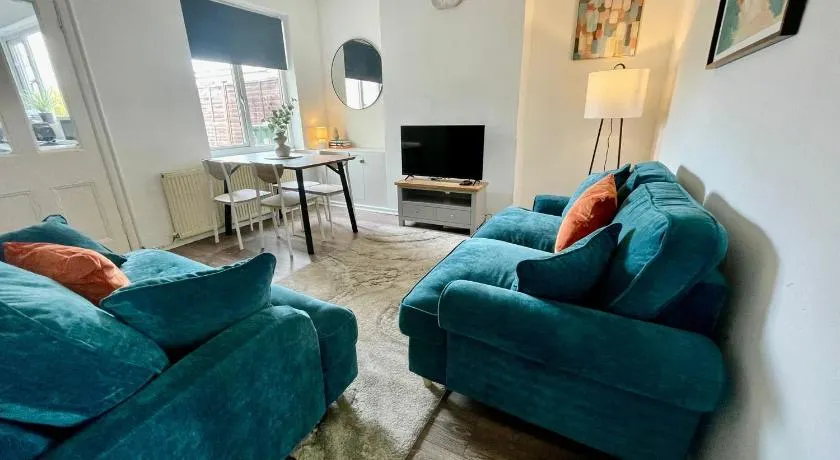 Petal House, Gloucester - Large, Spacious and charming - Image 1