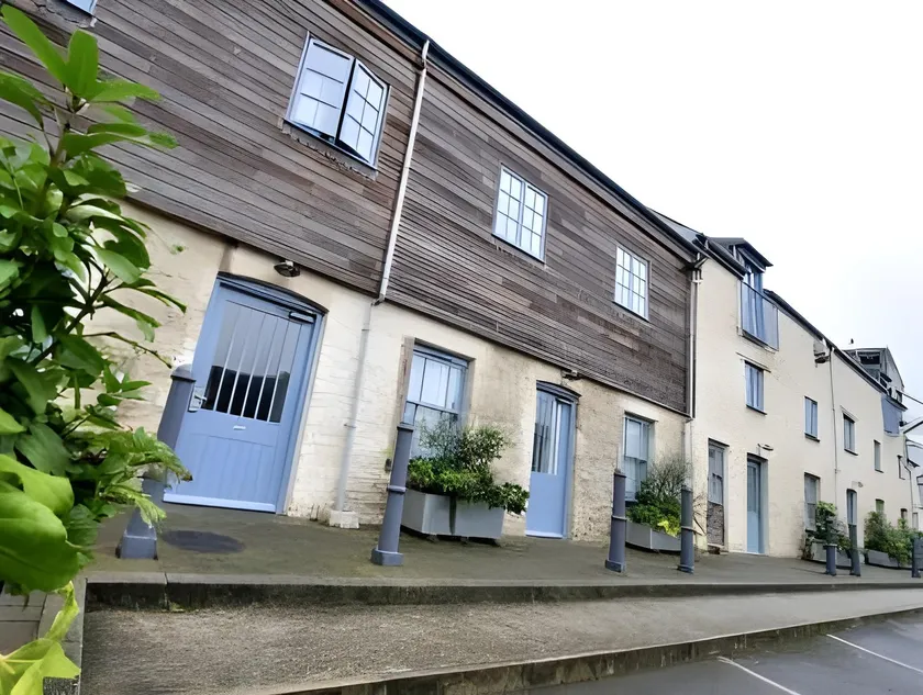 Mannings Hotel - Image 1