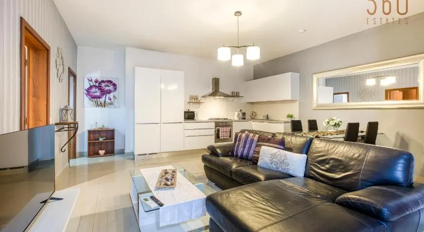 Cosy, fully equipped 1BR home with Private Balcony by 360 Estates - Image 1