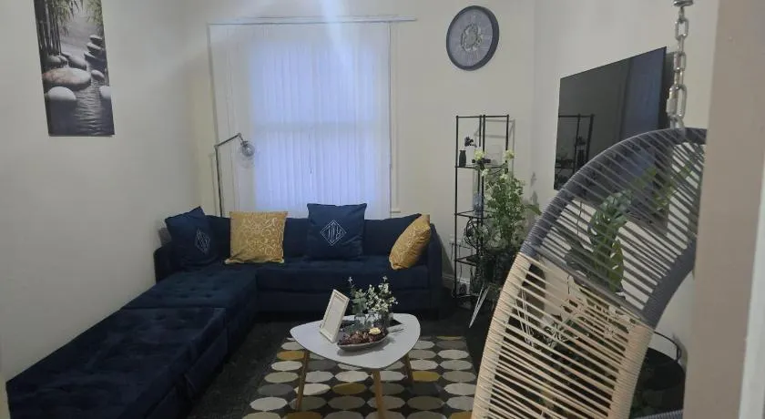 2 Bed - Sleeps 6 - Private Balcony - City Centre - Image 1