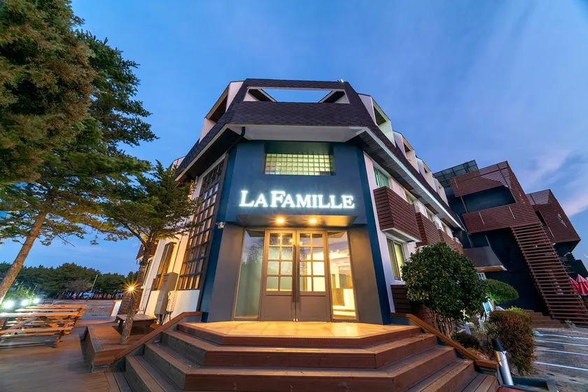 La Famille - Image 1