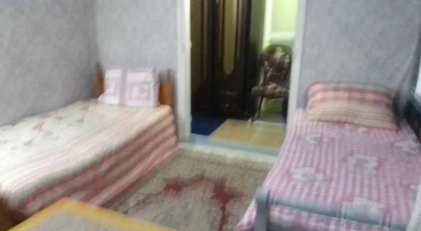شقة بغرفة ثلاثية بحمام خاص ومطبخ صغير - Image 1