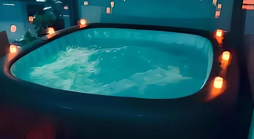 Unique Penthouse with Jacuzzi & Garden - Image 1